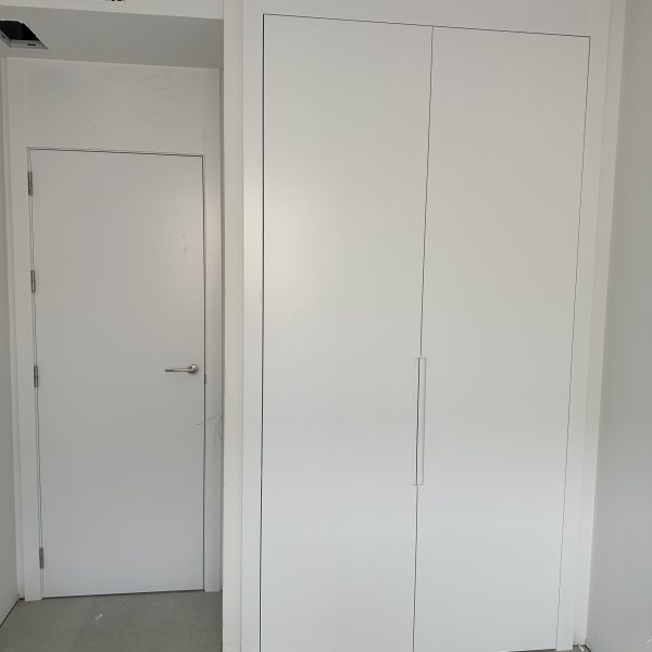 Puerta y armario con montante al techo