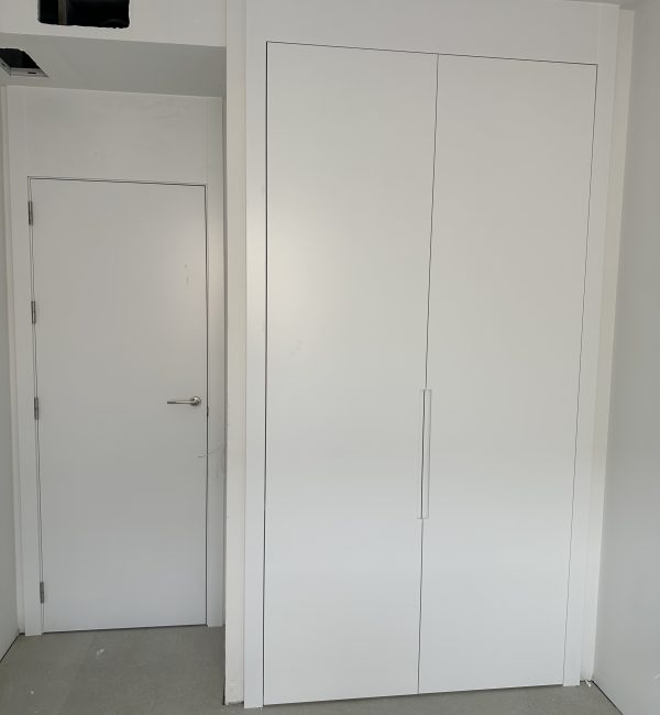 Puerta y armario con montante al techo