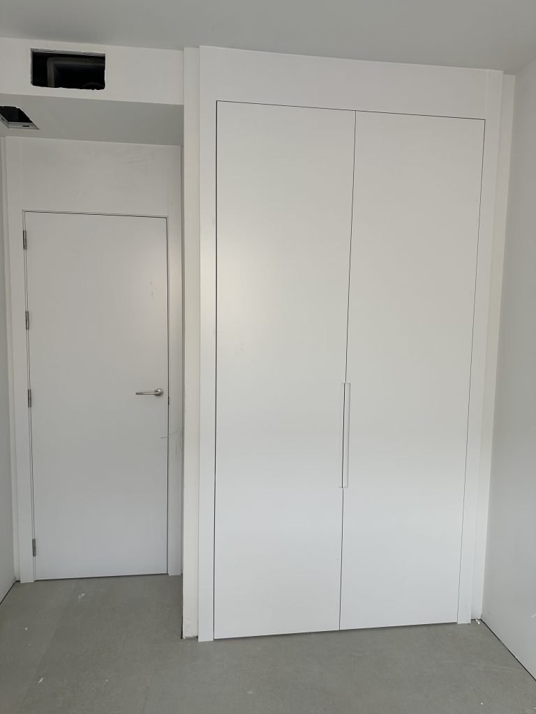 Puerta y armario con montante al techo
