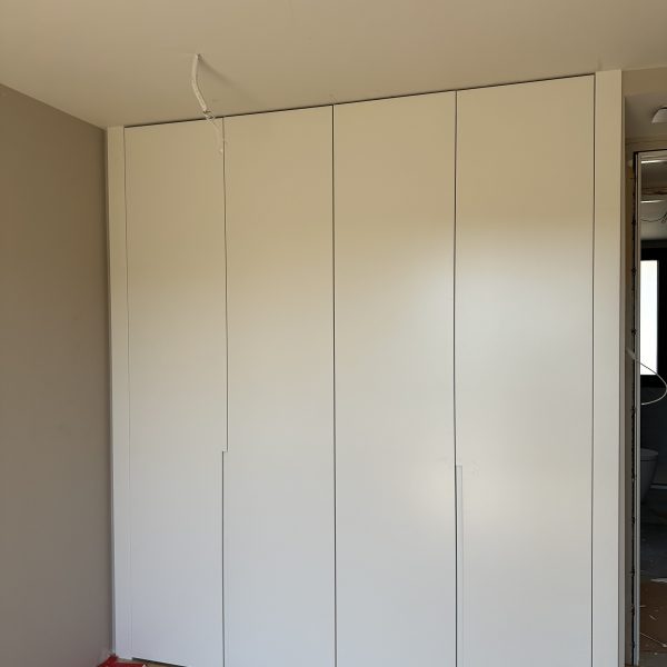 Armario con puertas del suelo al techo