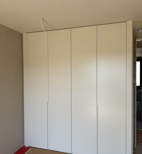 Armario con puertas del suelo al techo