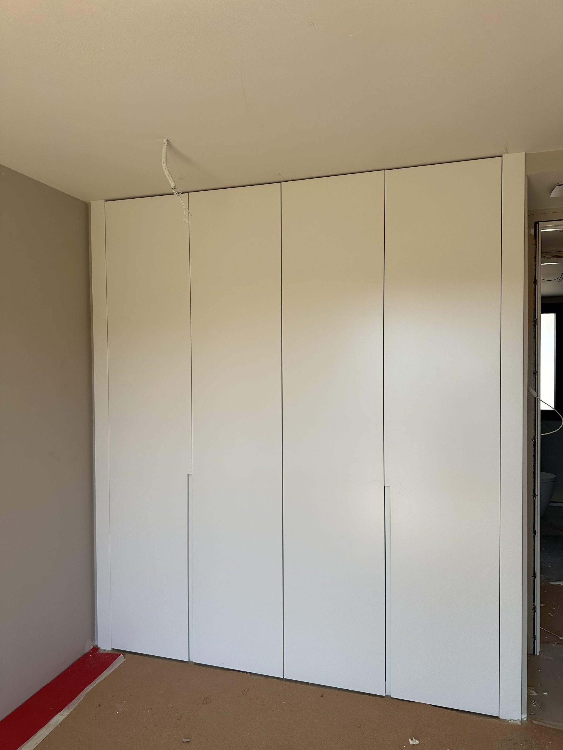 Armario con puertas del suelo al techo