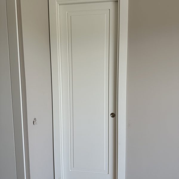 Puerta corredera con montante al techo