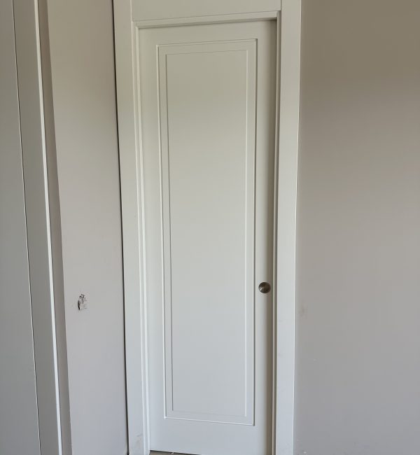 Puerta corredera con montante al techo