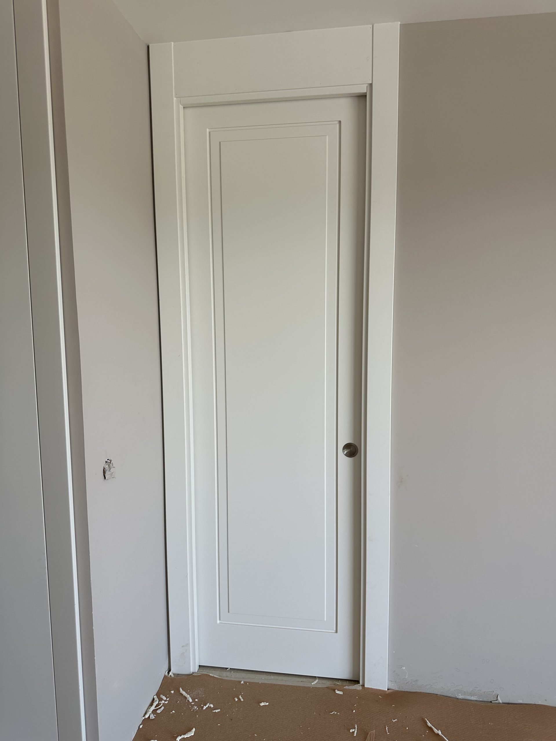 Puerta corredera con montante al techo